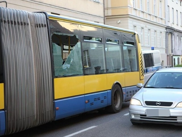 Wybita szyba w autobusie na Armii Krajowej