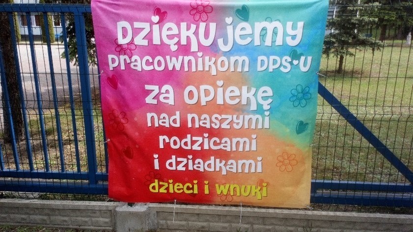 Na ogrodzeniu toruńskiego DPS-u zawisł baner z podziękowaniami dla pracowników tej placówki