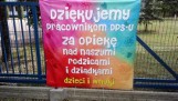 Na ogrodzeniu toruńskiego DPS-u zawisł baner z podziękowaniami dla pracowników tej placówki