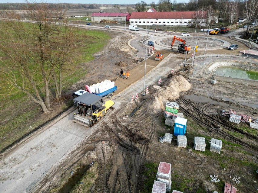 Trwa budowa ronda w Gębarzowie w gminie Skaryszew. Kierowcy muszą uzbroić się w cierpliwość, są utrudnienia