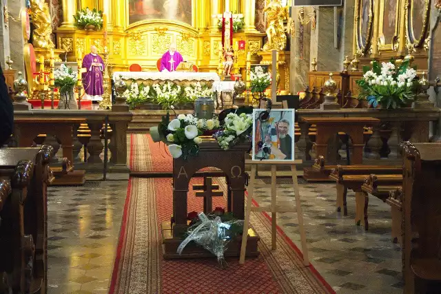 W czwartek pożegnaliśmy Marla Cendera, cenionego dziennikarza sportowego Radia Kielce. Msza święta pogrzebowa została odprawiona w Bazylice Katedralnej w Kielcach.