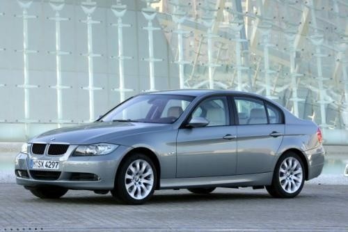 Fot. BMW: Nowa seria 3 ma zmodernizowane nadwozie o kształcie charakterystycznym dla BMW. Również charakterystyczny dla tej marki jest napęd na tylne koła.
