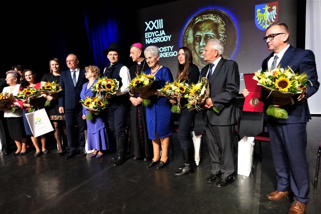 Na scenie Bielskiego Centrum Kultury oklaskiwano 10 kandydatów nominowanych przez każdą gminę powiatu bielskiego. 