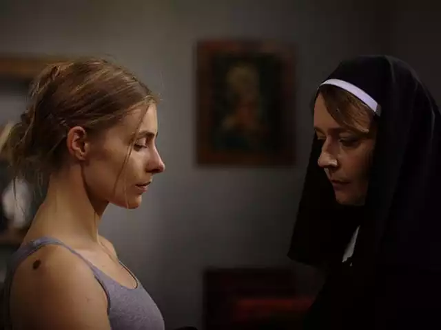 Z lewej Katarzyna Zawadzka jako Anna, Anna Radwan jako Matka Przełożona