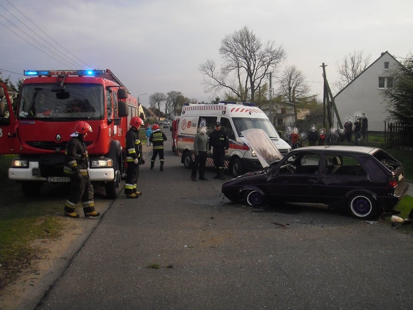 Wypadek w Sławsku: Auto uderzyło w drzewo [zdjęcia]