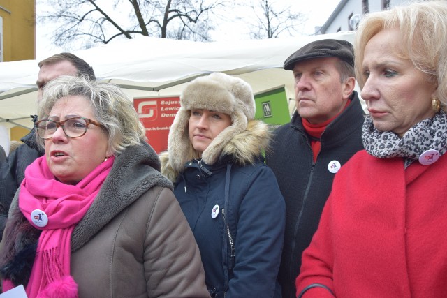 Bożena Mania (z lewej) z ZNP wraz z działaczami partii i organizacji podczas konferencji w sprawie referendum.