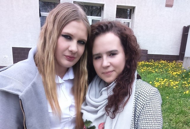 Na zdjęciu Paulina Bęben i Klaudia Cieślik - maturzystki z Zespołu Szkół Ekonomicznych w Staszowie zadowolone z matury z języka polskiego