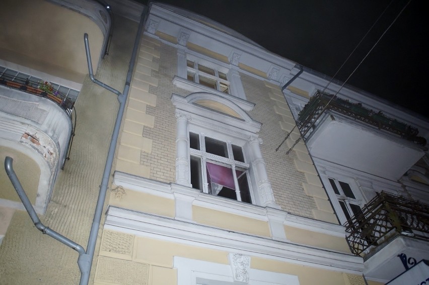 Pożar w kamienicy przy ul. Armii Krajowej w Słupsku. Cztery osoby ewakuowano