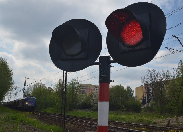 Policja: Apelujemy o rozsądek i bezwzględne stosowanie się do przepisów dotyczących przekraczania przejazdów kolejowych.