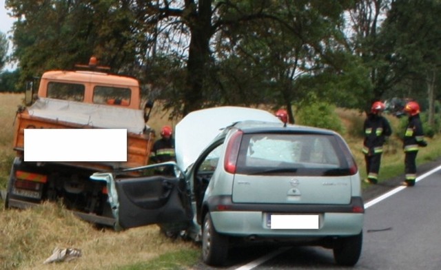 Wczoraj (30 czerwca) w Płowcach (pow. radziejowski) kierujący ciężarowym mercedesem, chcąc uniknąć zderzenia z jadącą przed nim ciężarówką, zjechał na lewy pas ruchu.