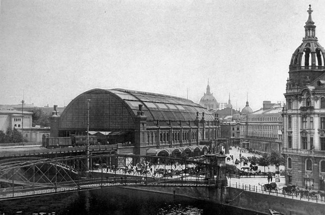 Przeszklony dworzec Friedrichstrasse w centrum Berlina, na którym Zagra-Lin dwukrotnie podłożył bomby