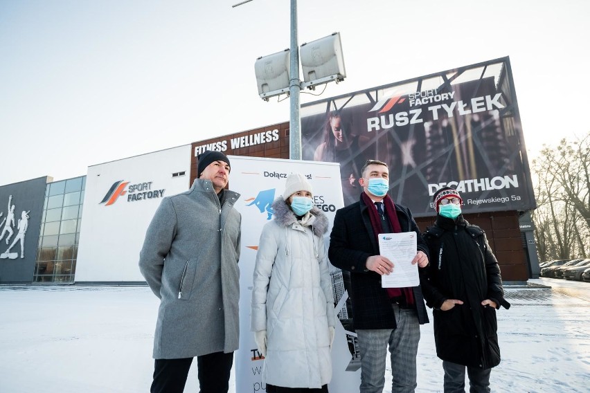 Konferencja odbyła się na parkingu popularnego bydgoskiego...