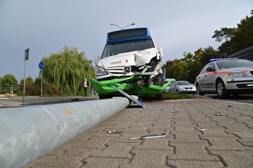 Bus uderzył w latarnię na szczecińskich Gumieńcach