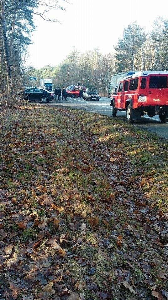 Trzy samochody zderzyły się w Rozgartach, jedna osoba w...