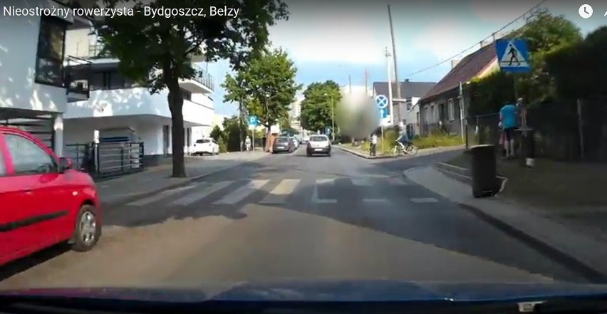 Rowerzysta wjeżdża pod koła samochodu na Bełzy w Bydgoszczy. Refleks kierowcy pozwala uniknąć wypadku! [wideo, zdjęcia]