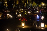Cmentarze w Poznaniu w wieczór Wszystkich Świętych. Zobacz wyjątkowe, klimatyczne zdjęcia poznańskich cmentarzy nocą!