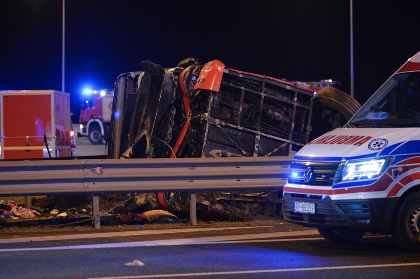 Wypadek ukraińskiego autokaru na autostradzie A4. Złamano obostrzenia o dopuszczalnej liczbie pasażerów?