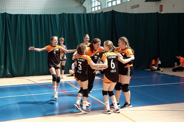 Eliminacyjny turniej Kinder Joy o Moving odbył się w Skarżysku-Kamiennej. Rywalizowały dziewczęta z zespołów świętokrzyskich.W niedzielę, również w Skarżysku-Kamiennej, odbędzie się wojewódzki finał chłopców.Na kolejnych stronach wyniki poszczególnych kategorii w turnieju dziewcząt.