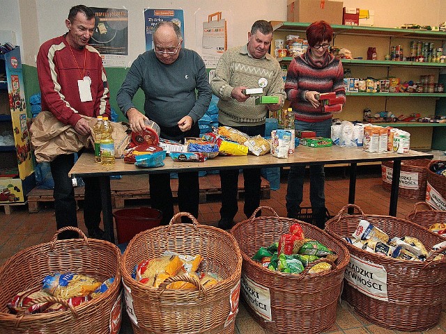 W siedzibie Grudziądzkiego Banku Żywności trwa segregacja darów