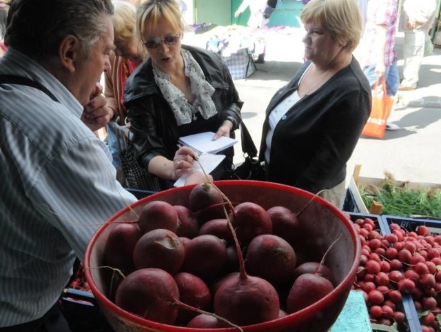 Pracownice sanepidu, Wanda Bednarz i Katarzyna Tomczak kontrolowały w czwartek stoisko Ryszarda Sęka na targowisku owocowo-warzywnym w Zielonej Górze