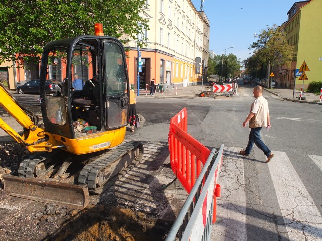 Skrzyżowanie ul. 1 Maja i Katowickiej już jest częściowo rozkopane.