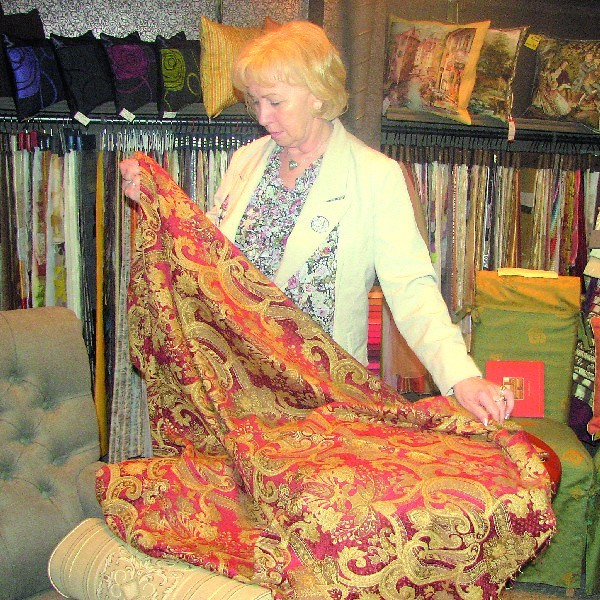 Maria Skucińska z Galerii &#8220;Dom i Styl&#8221; prezentuje piękny, bogato tkany angielski kaszmir