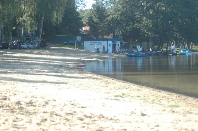 Do zdarzenia doszło w miejscowości Długie nad jeziorem Lipie. Mężczyzna pływał na wysokości bazy płetwonurków.