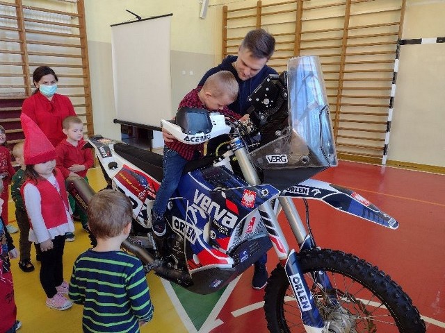 Każdy chciał, choć na chwilę, posiedzieć na profesjonalnym motorze.