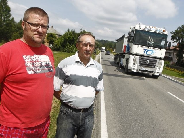 - Mamy dość obietnic. Chcemy, żeby władze województwa w końcu zauważyły, że jest tu niebezpiecznie i pomogły nam w budowie chodnika &#8211; mówią Bogusław Filip i Tadeusz Ruszel z Borku Starego.