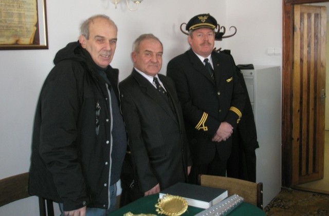 Odnowiony krzyż przekazali wójtowi Marianowi Kuś (w środku) Adam Sikorski z TVP INFO (z lewej) oraz kapitan PLL LOT Wojciech Tomaszewski .