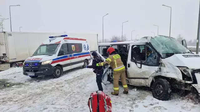 Do groźnego wypadku doszło w piątek (16 grudnia) na drodze wojewódzkiej nr 708 w Strykowie. Dostawczy ford zderzył się z tirem. Początkowo służby podawały informacje, że 6 osób zostało rannych. Po opatrzeniu przez ratowników medycznych okazało się, że tylko jedna potrzebuje hospitalizacji. ZOBACZ ZDJĘCIA