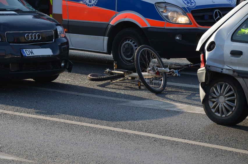 Wypadek na Legnickiej. Rowerzysta wpadł pod samochód. Trzy auta uszkodzone (ZDJĘCIA)