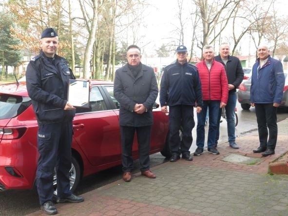 Funkcjonariusze pracujący w Posterunku Policji w Błędowie mogą korzystać już z nowego radiowozu.