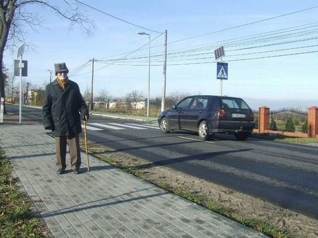 W ubiegłym roku wykonano m.in. kolejny odcinek chodnika przy ul. Łunawskiej. W tym roku nowe chodniki powstano m.in. na os. Chociszewskiego i Fiałka