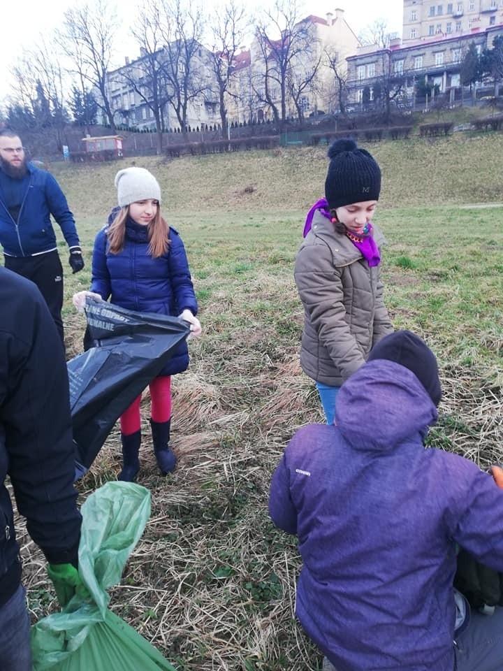 Społeczna akcja sprzątania bulwarów nad Sanem w Przemyślu.