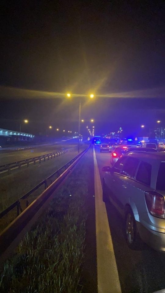Wypadek na DK86 w Sosnowcu. Pijany kierowca mazdy uderzył we fiata doblo. Jedna osoba w szpitalu. Droga jest zablokowana 