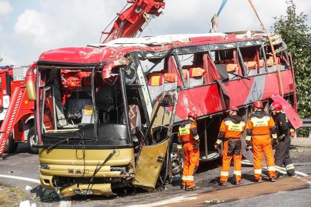 Ukraiński autobus spadł ze skarpy w Leszczawie Dolnej. Tragiczny wypadek na Podkarpaciu.