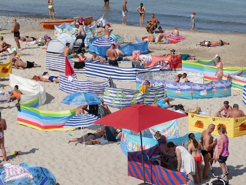 Tak w piątkowe południe wyglądała plaża w Mielnie. Zobaczcie...