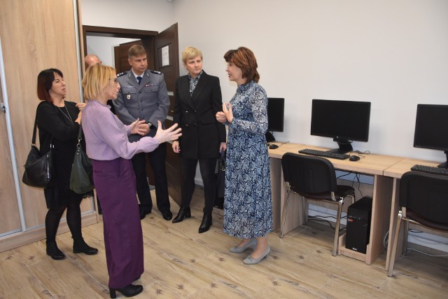 Po pomieszczeniach nowego centrum oprowadzała gości Alina Pałubicka-Grzegorek, wicedyrektor M-GOPS w Nakle
