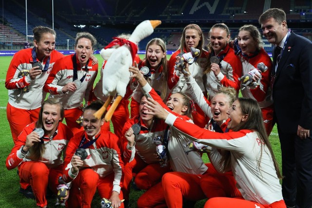 Dekoracja medalistek z rugby i kibice na stadionie w Krakowie