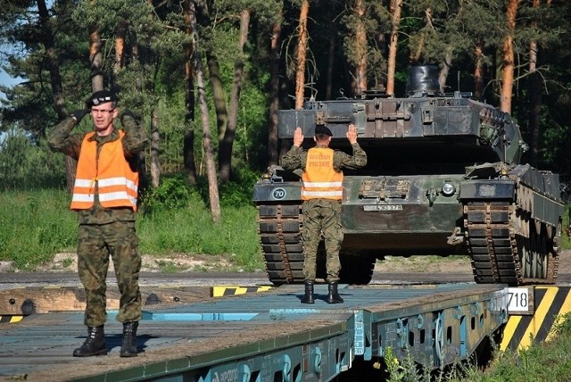 49 czołgów dotarło w piątek do Żagania.