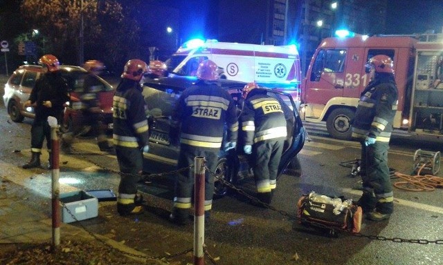 Radomscy strażacy udzielili pierwszej pomocy kierowcy mercedesa i wydobyli go ze zgniecionej szoferki.