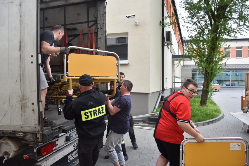 W pakowaniu tira pomagali pracownicy szpitala Szczeklika,...