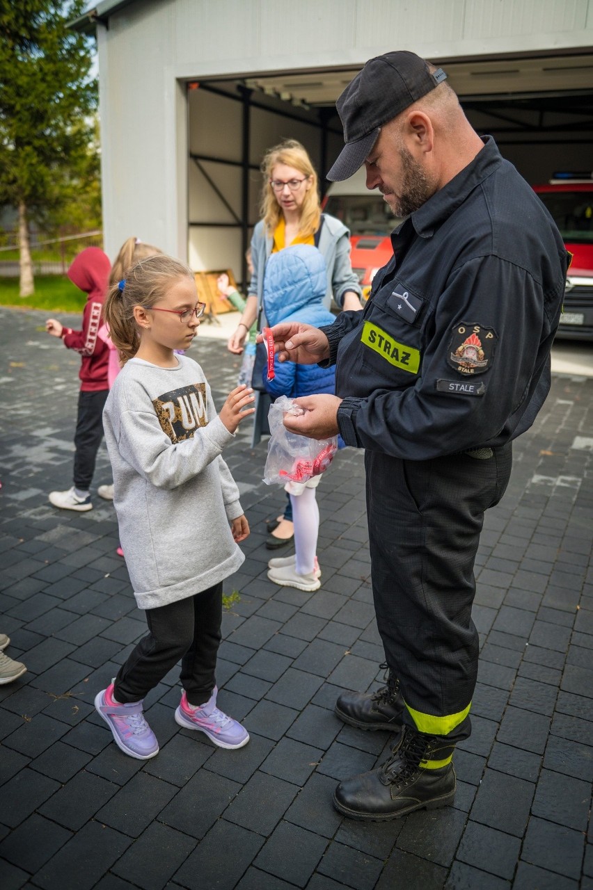 Uczniowie Zespołu Szkół w Stalach odwiedzili miejscowych strażaków. Zobaczcie zdjęcia