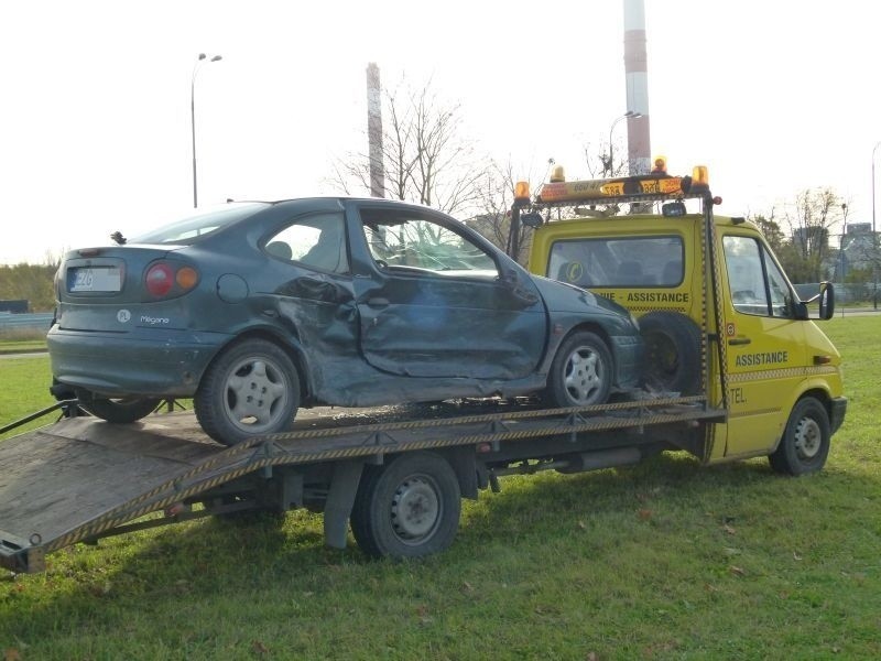 Citroenem w renault. Wypadek na rondzie Sybiraków [ZDJĘCIA]