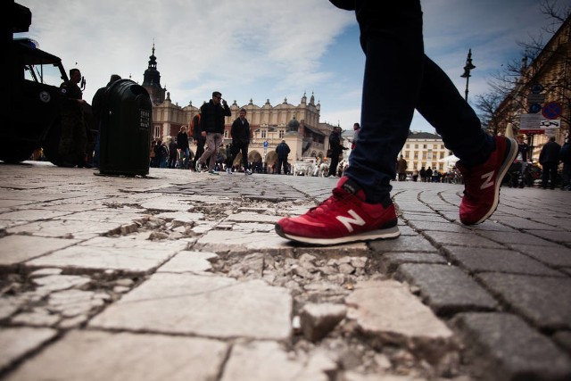 Idąc przez plac trzeba patrzeć pod nogi, aby ich nie połamać