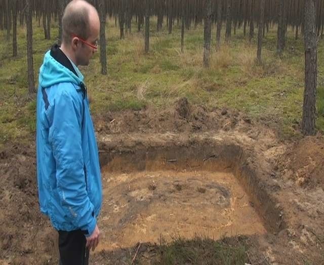 Ten grób w lesie za Kopaninem Zygmunt K. musiał wykopać sobie sam. Nad mogiłą stoi prokurator Bartosz Grabowski