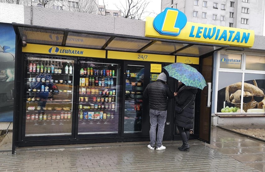 Polacy zaczęli wybierać lokalne, często mniejsze sklepy,...