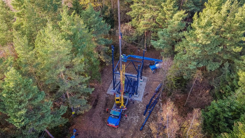 Beskid Wyspowy. Trwa budowa wieży widokowej na Górze Skiełek nad Łukowicą. Przy pomocy dźwigu montują stalowe konstrukcje