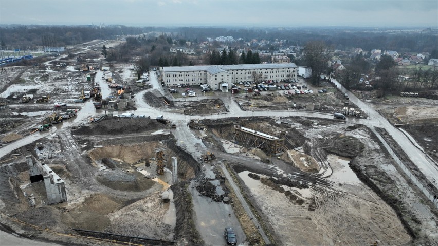 Grodzki Urząd Pracy w Krakowie otoczony księżycowym krajobrazem. Tak wygląda wielki plac budowy węzła Grębałów ZDJĘCIA